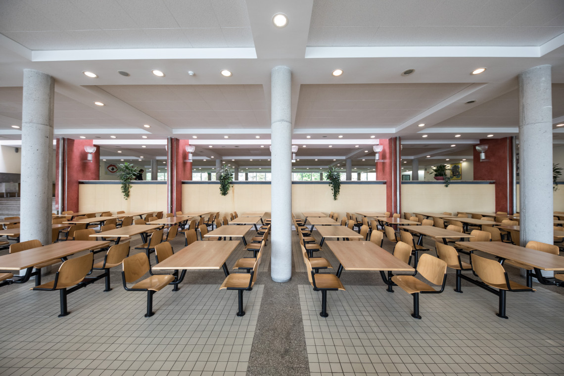 mais cadeiras da cantina