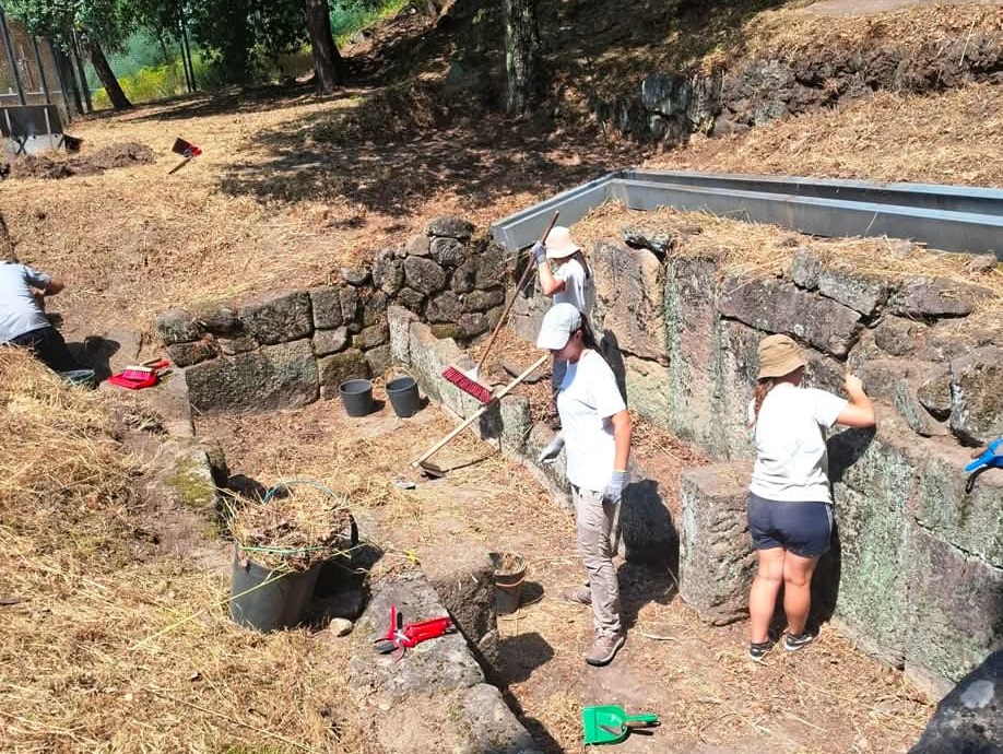 A imagem pode conter: concelhos, Alunos da UMinho realizam escavações arqueológicas em