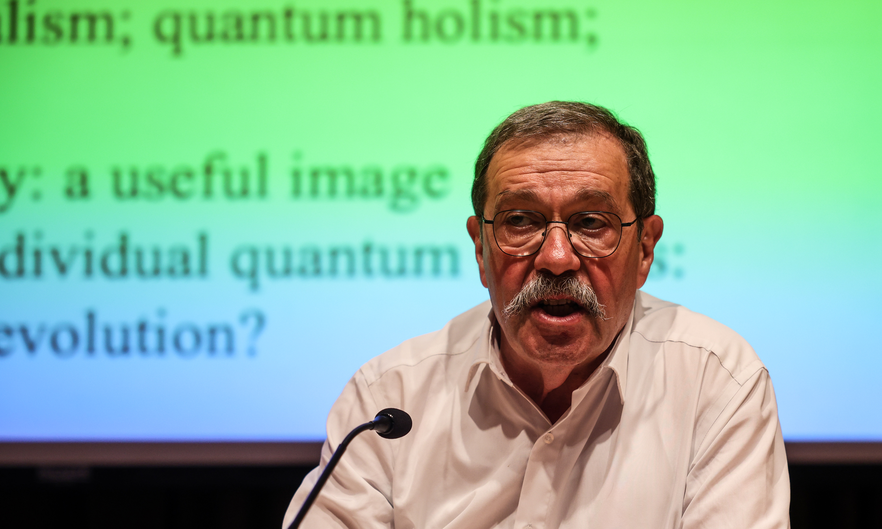 Imagem número 1 da galeria Honoris Causa - Palestra Alain Aspect