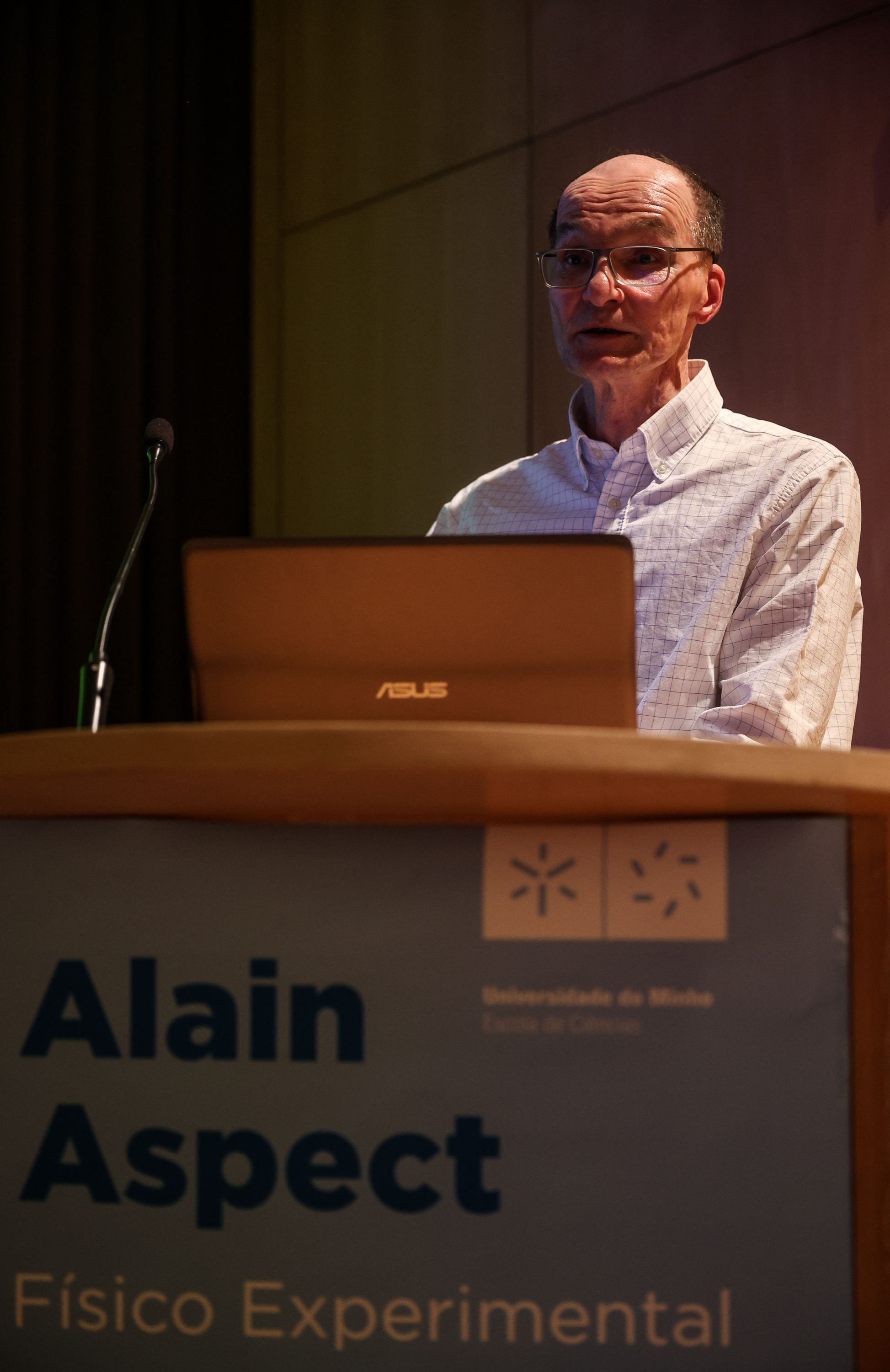 Imagem número 2 da galeria Honoris Causa - Palestra Alain Aspect