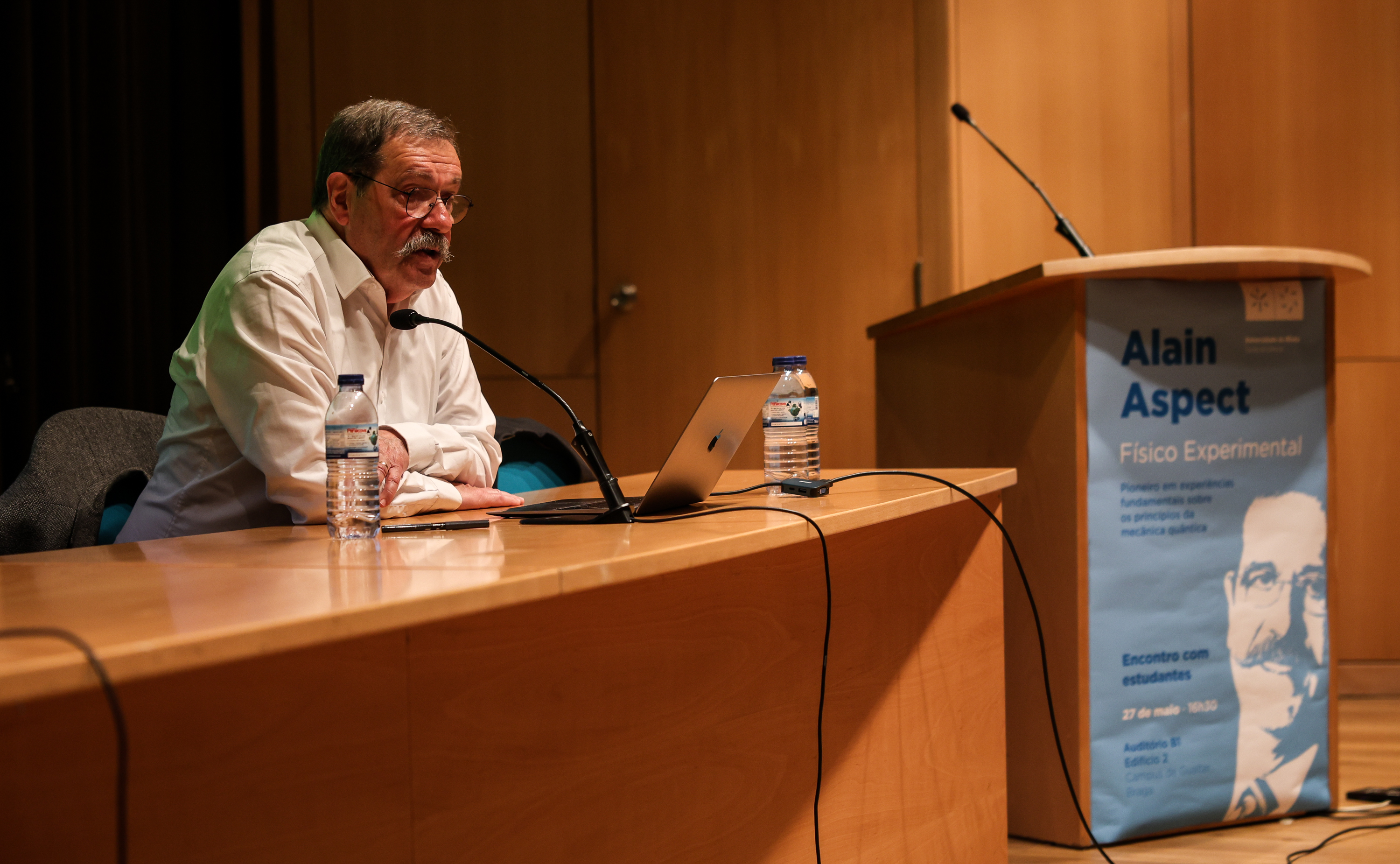 Imagem número 4 da galeria Honoris Causa - Palestra Alain Aspect