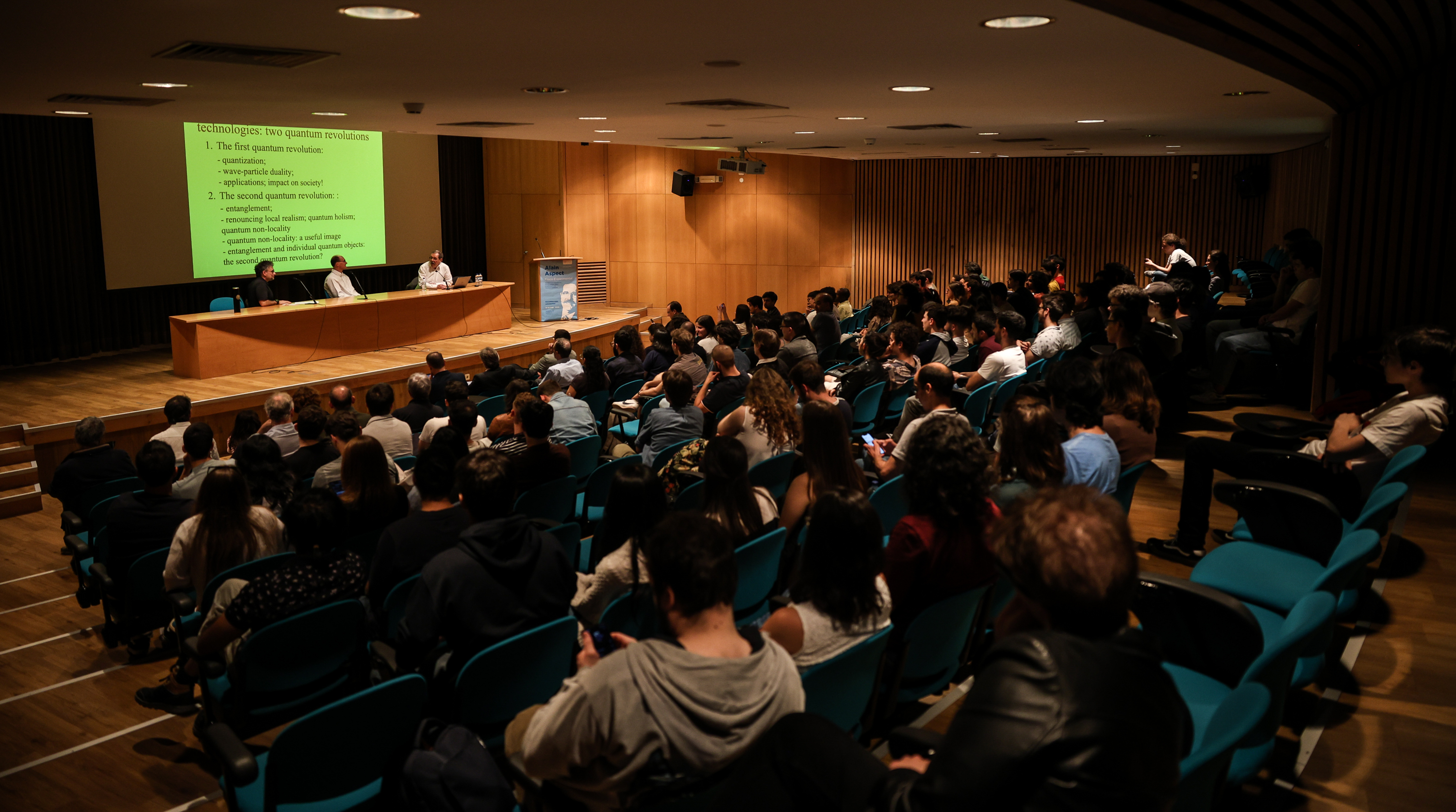 Imagem número 8 da galeria Honoris Causa - Palestra Alain Aspect