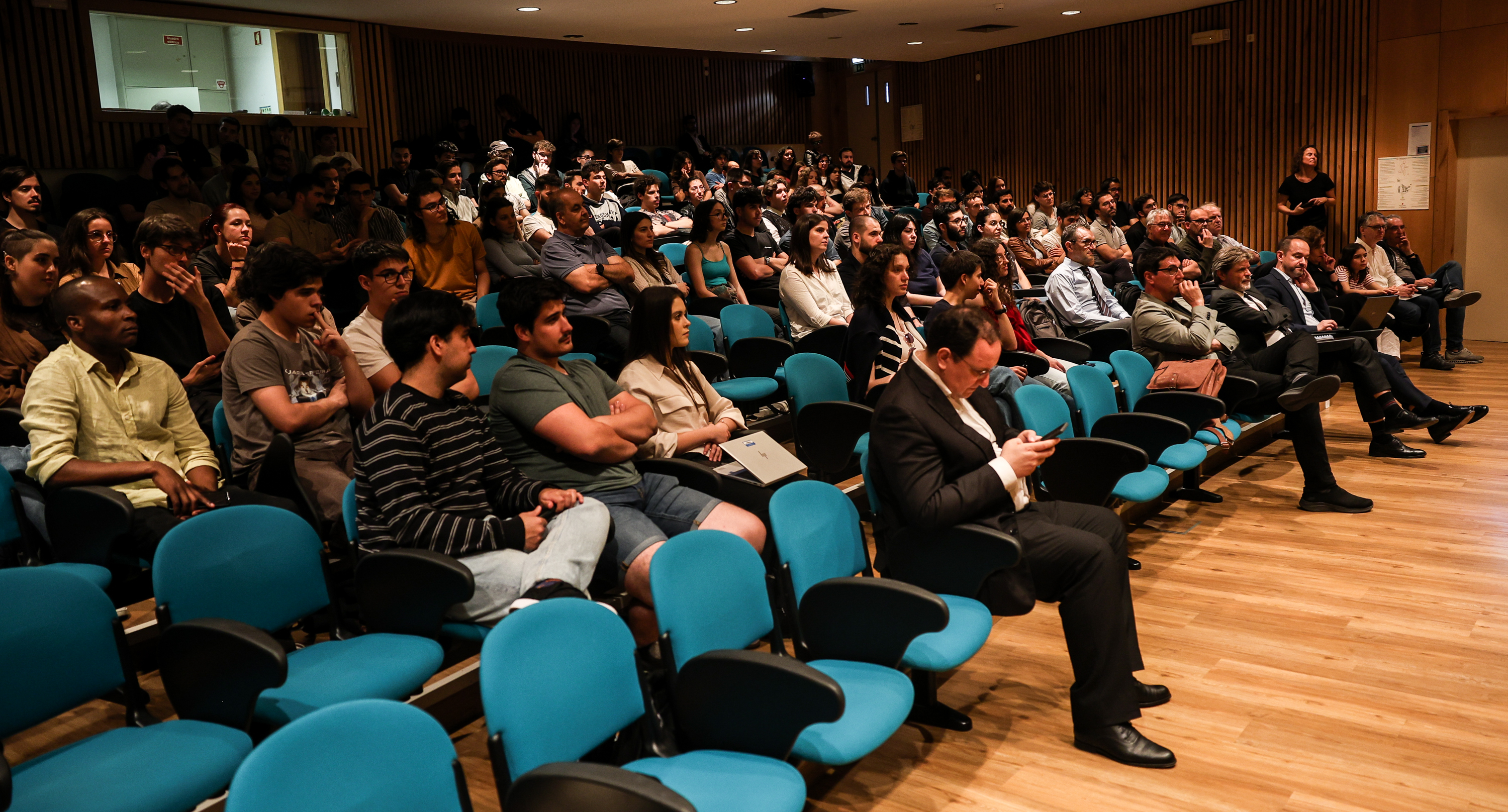 Imagem número 6 da galeria Honoris Causa - Palestra Alain Aspect