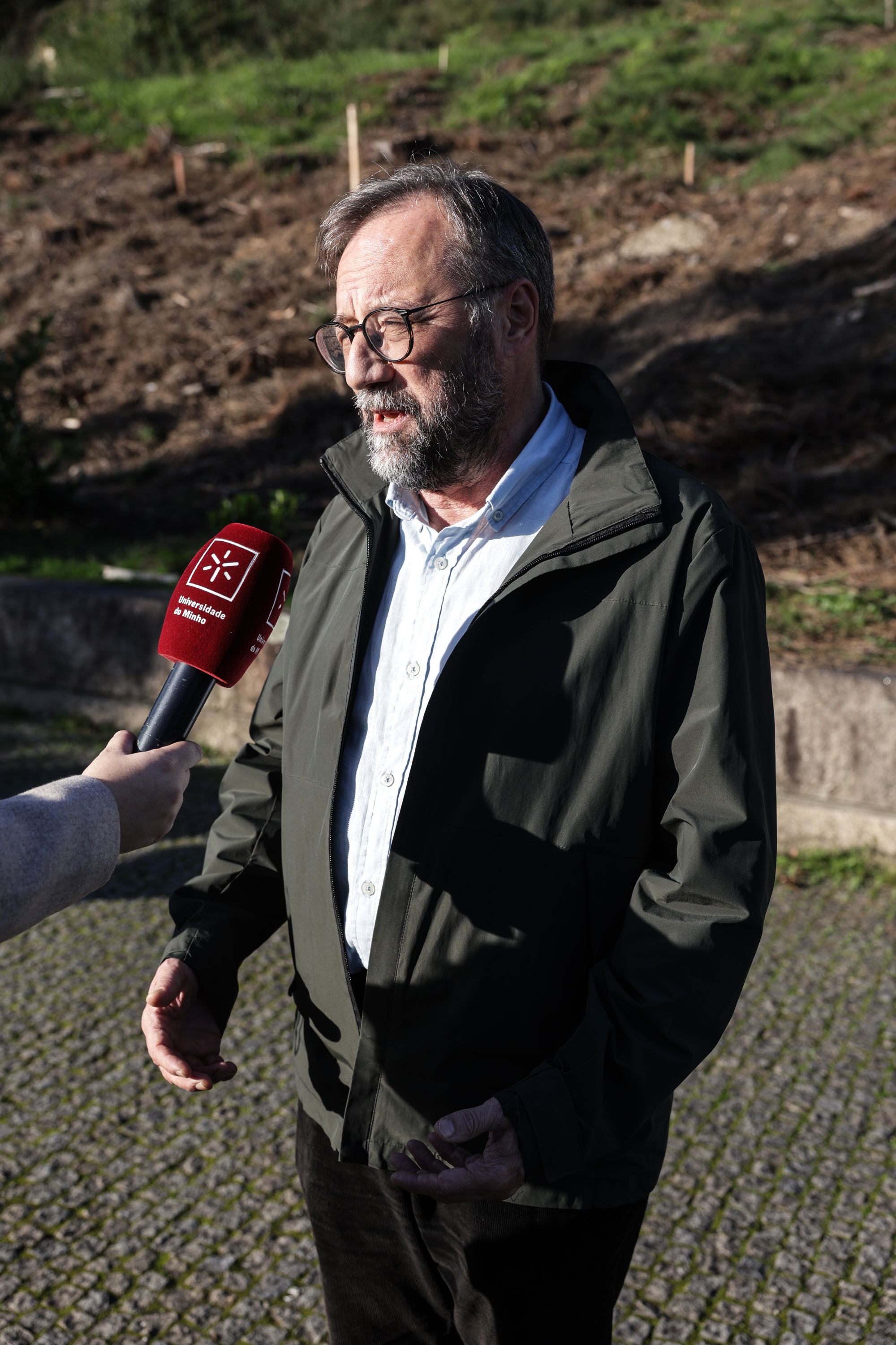 Imagem número 3 da galeria Plantação Árvores - Cantina de Gualtar