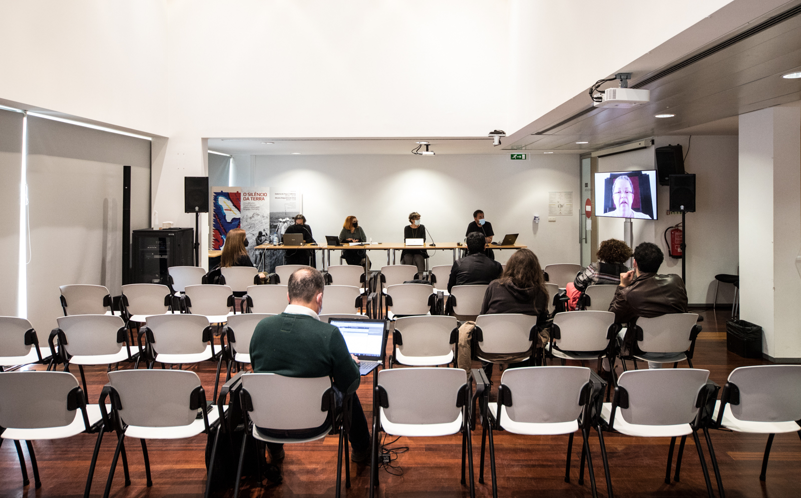 Imagem número 10 da galeria Ciclo de Conferências e Mesas Redondas O Silêncio da Terra