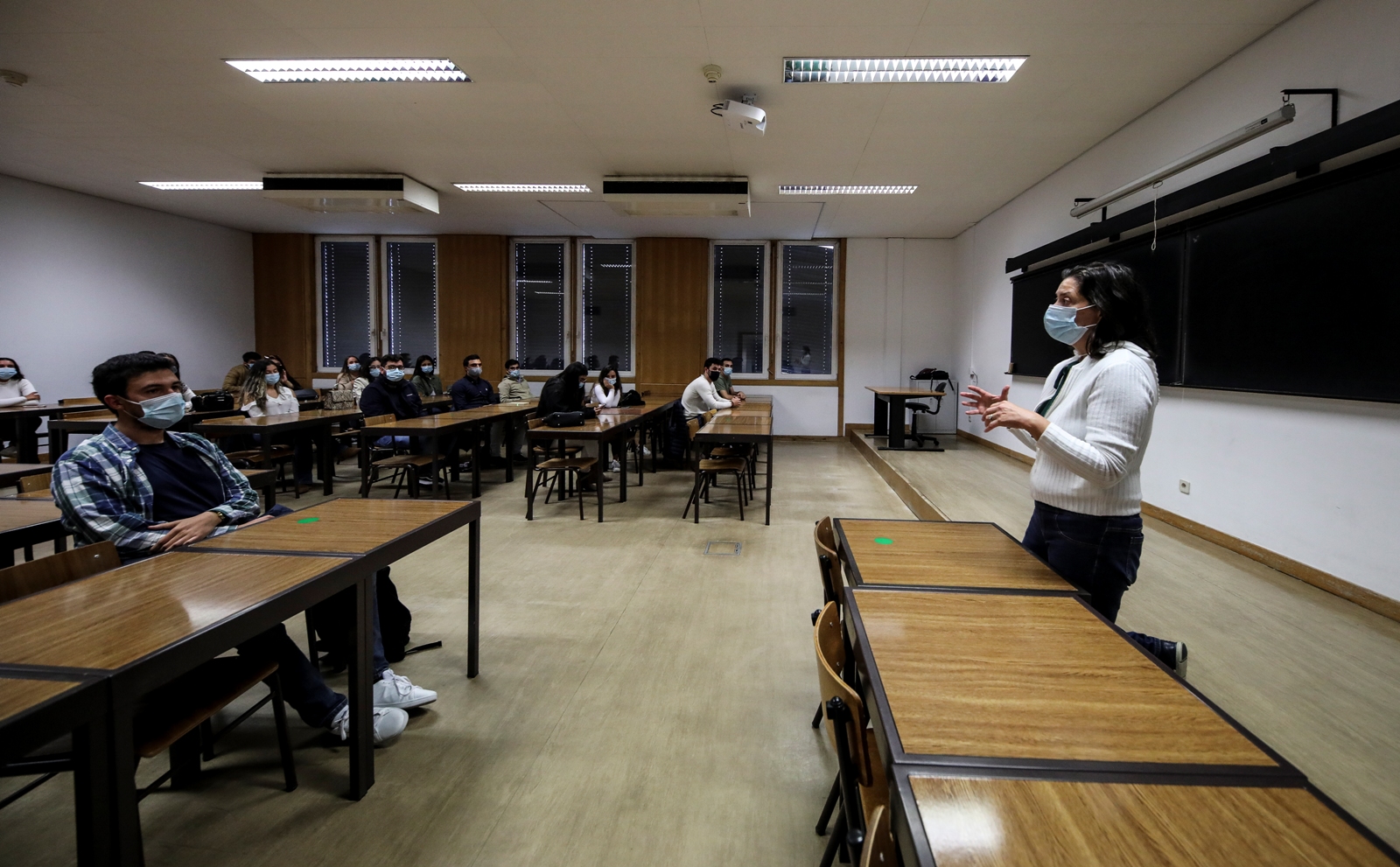 Imagem número 2 da galeria Apresentação Mestrados e Licenciaturas EEG