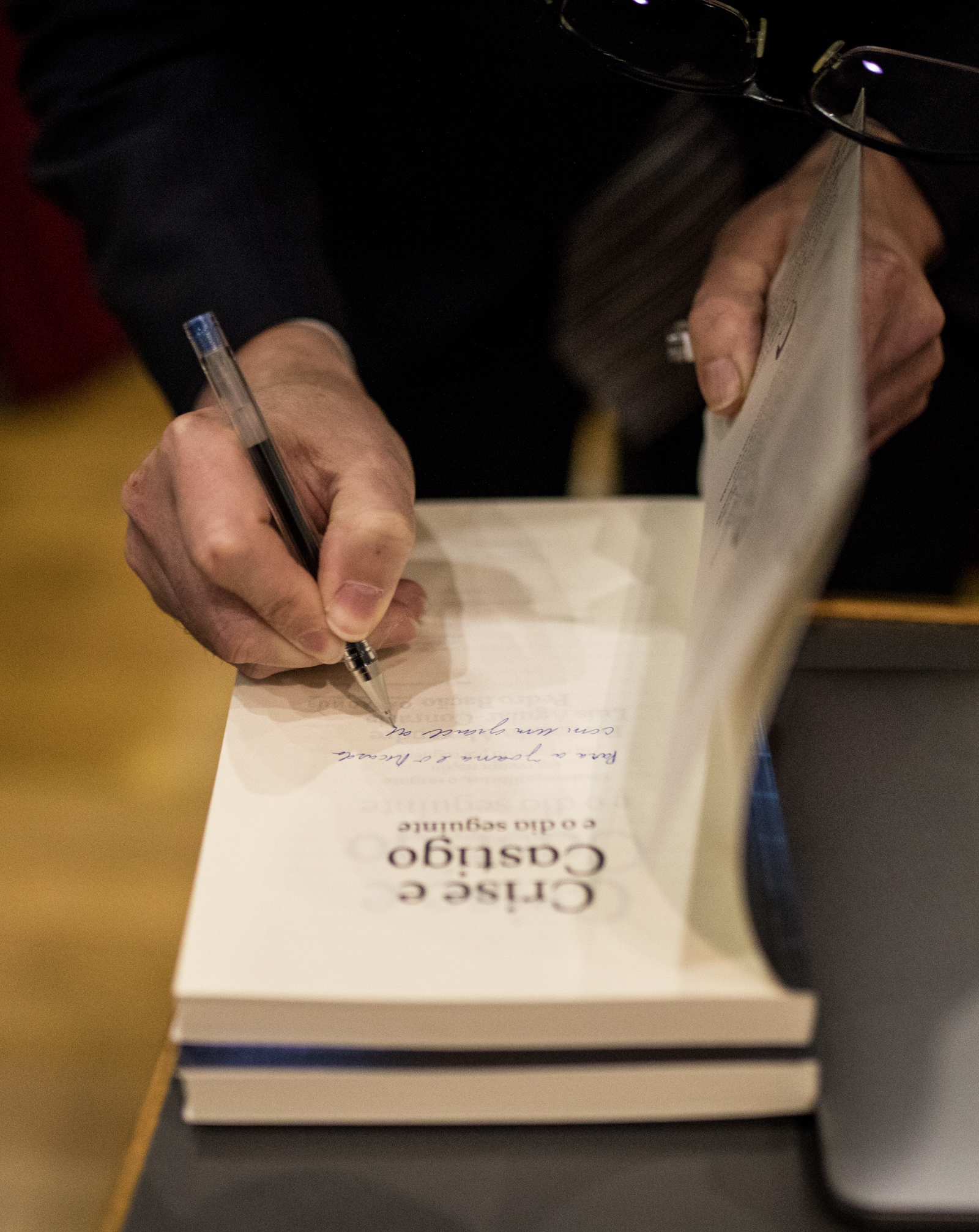 Imagem número 2 da galeria Livro Crise e Castigo