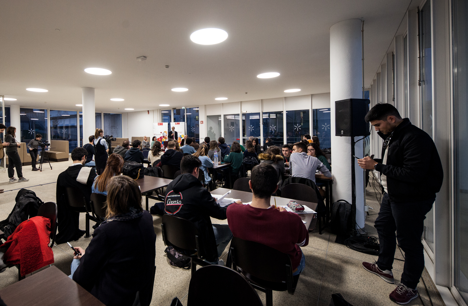 Imagem número 4 da galeria Reitor conversa Alunos