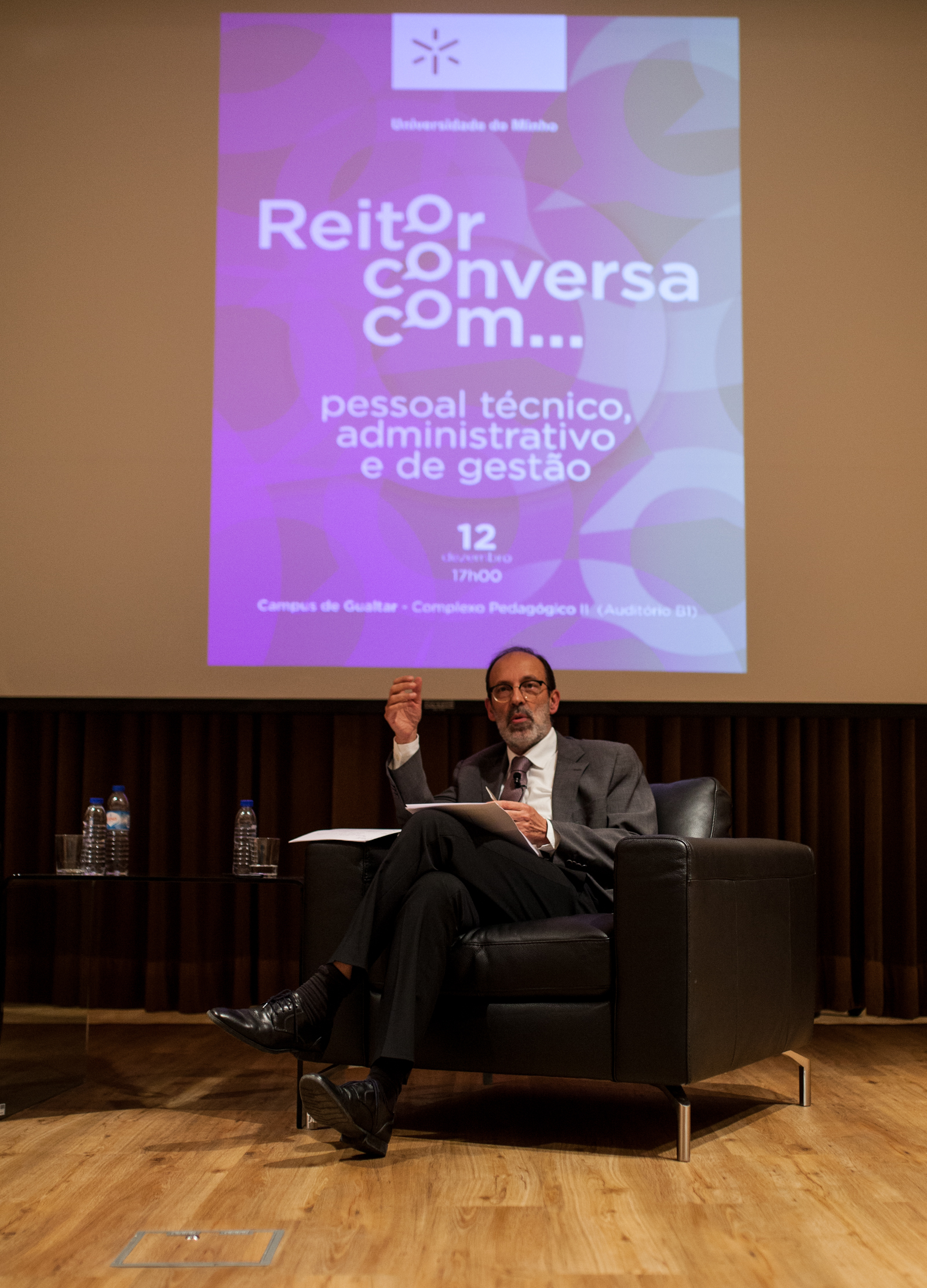 Imagem número 3 da galeria Reitor com Funcionários