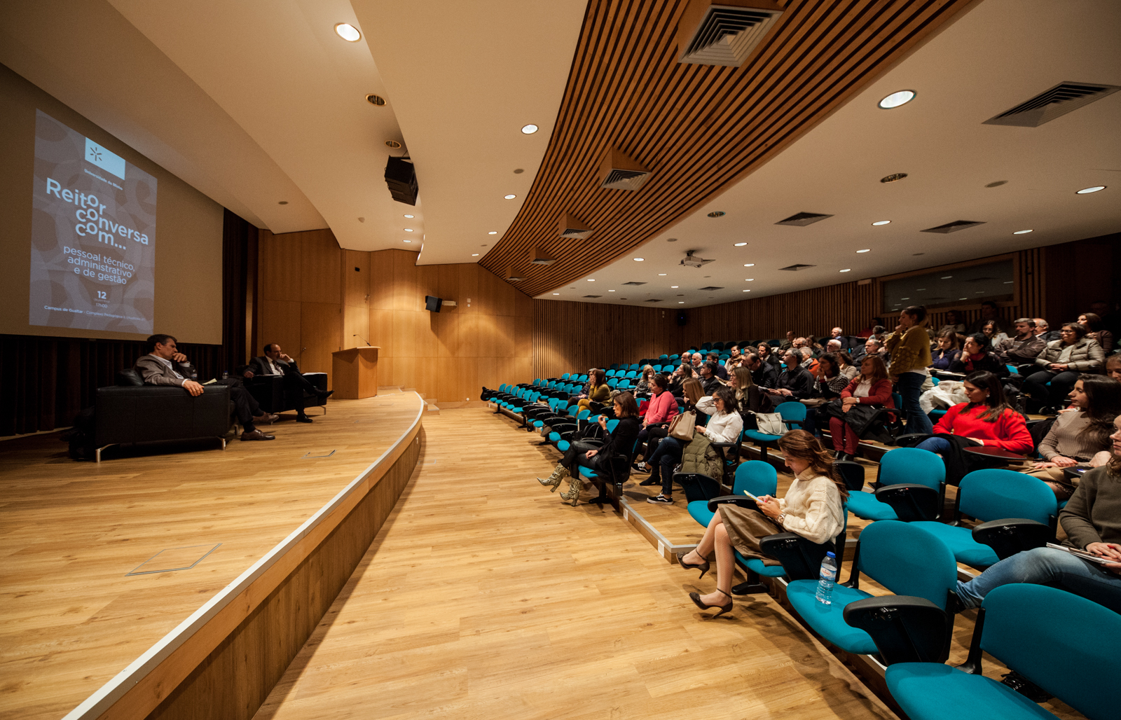 Imagem número 5 da galeria Reitor com Funcionários