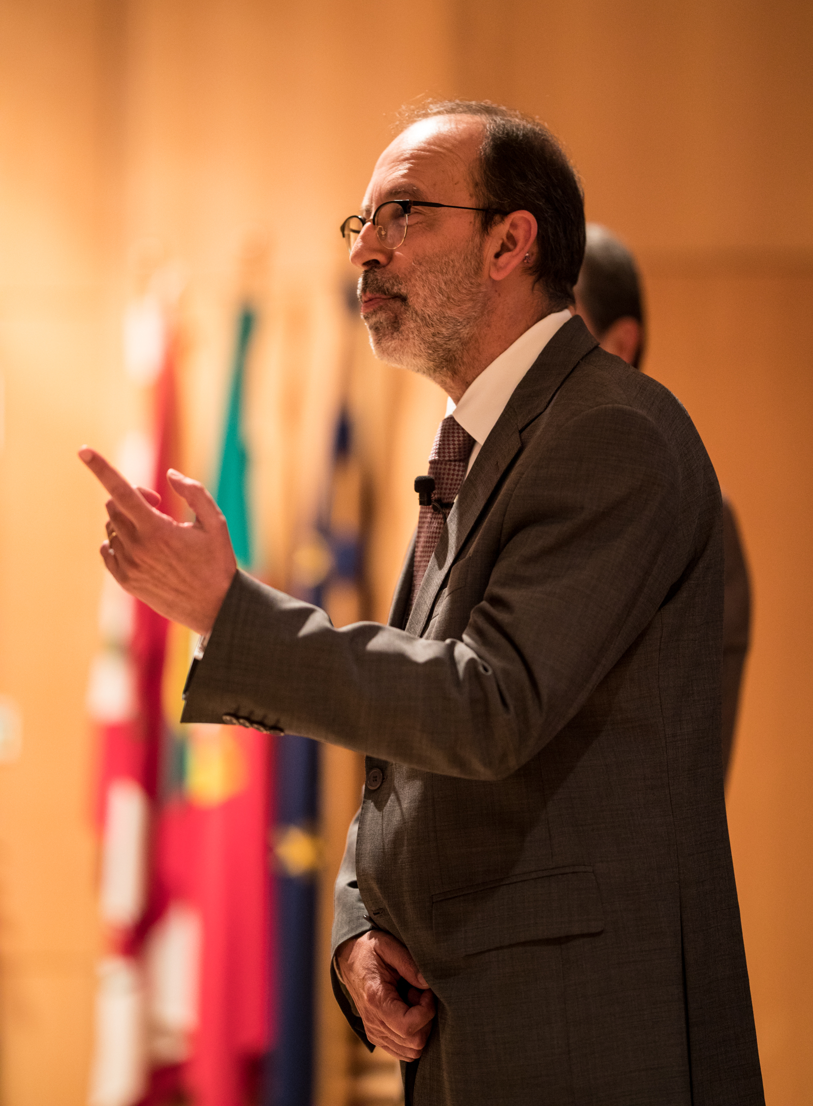 Imagem número 2 da galeria Reitor com Funcionários