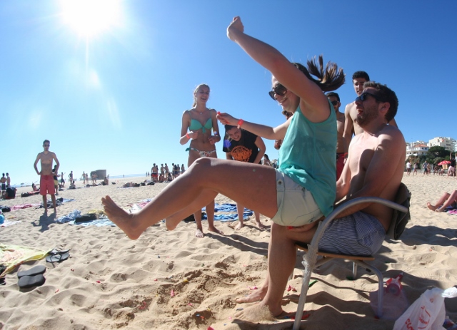 Imagem número 1 da galeria Gata na Praia