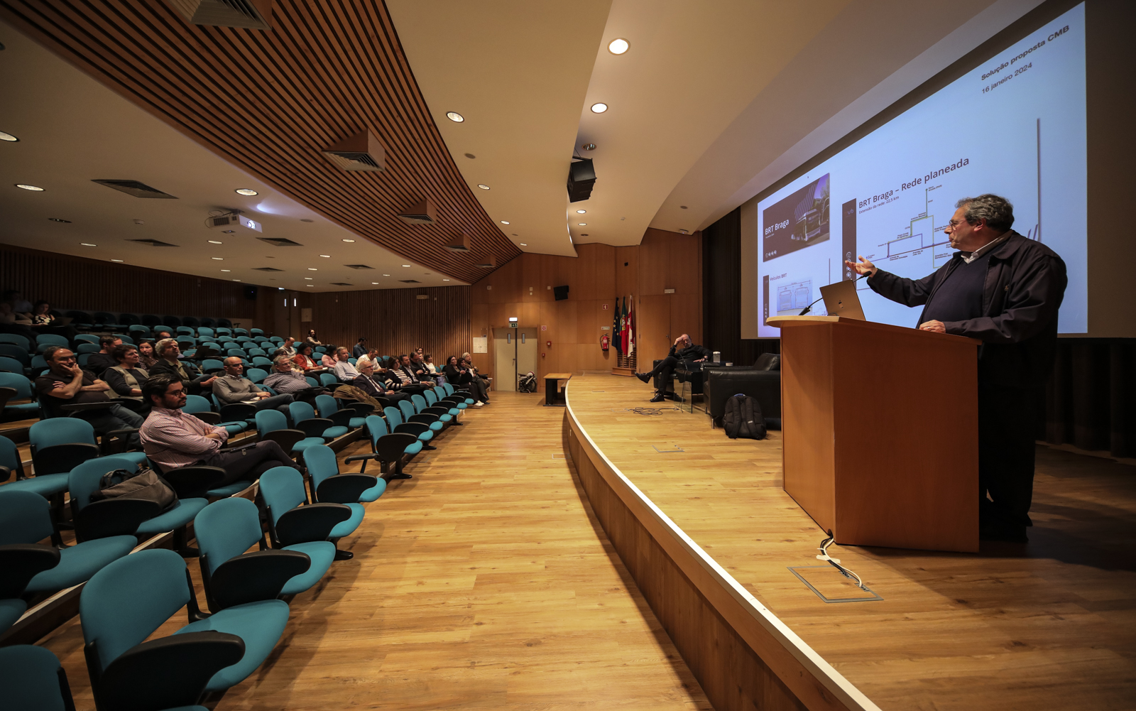 Imagem número 1 da galeria Reitor conversa com comunidade Académica: BRT e o Campus de Gualtar